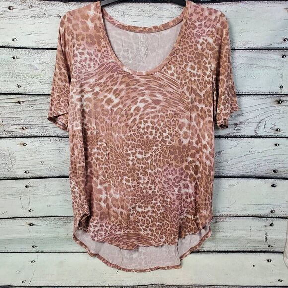 Maurices 24/7 Women’s Small Pink Animal Print T-Shirt Scoop Neck High-Low Hem Te - Picture 2 of 6